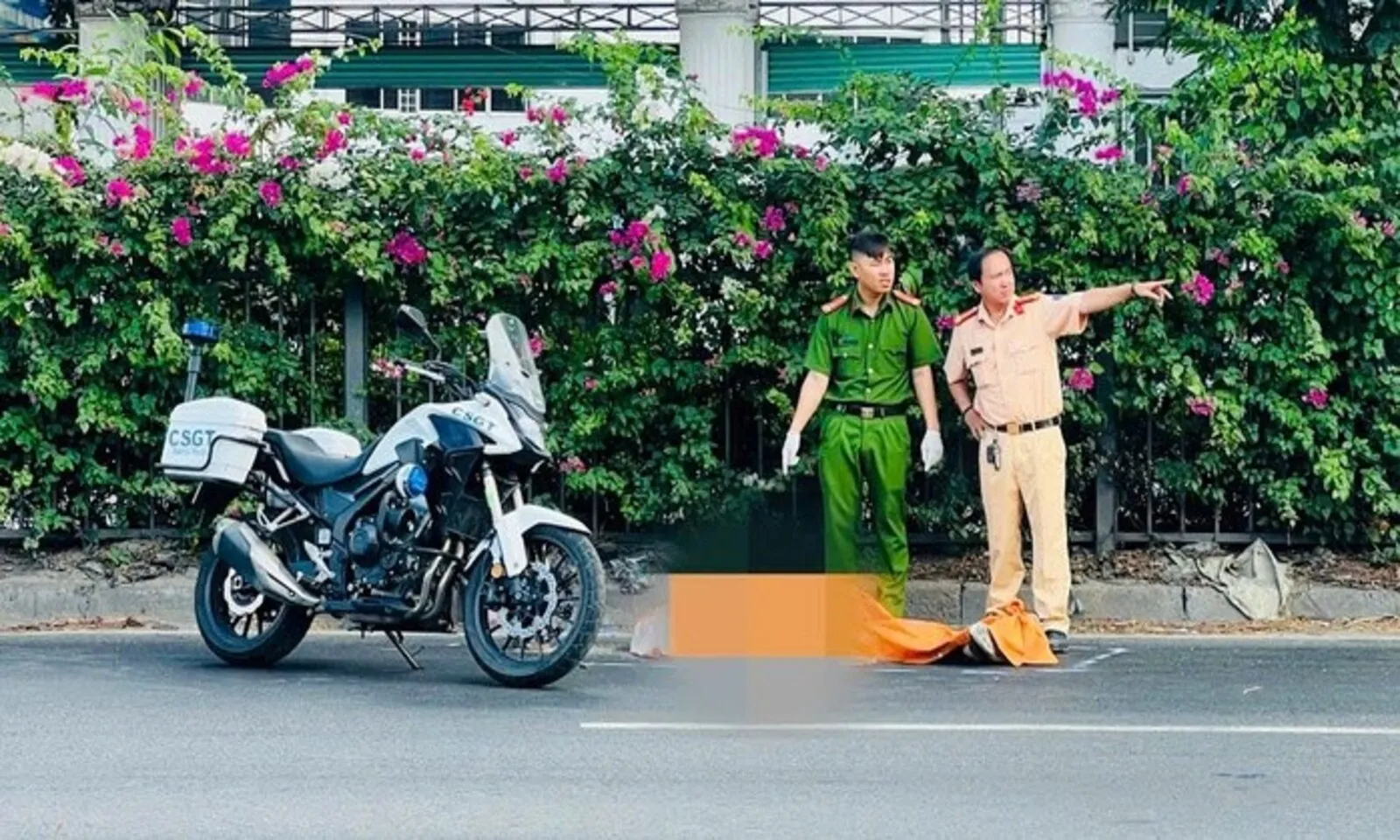 Ngã xe được dìu vào lề, người đàn ông quay lại làn ô tô và bị tông tử vong – Hình 1