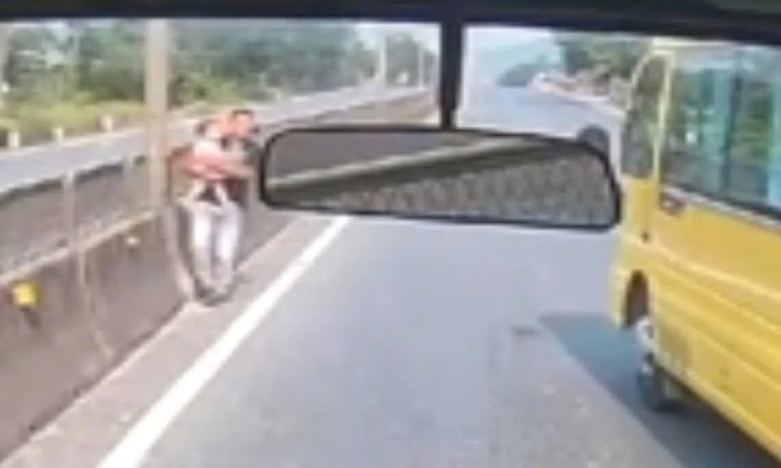 Tài xế lao qua làn ngược chiều, kịp thời cứu bé đứng giữa đường