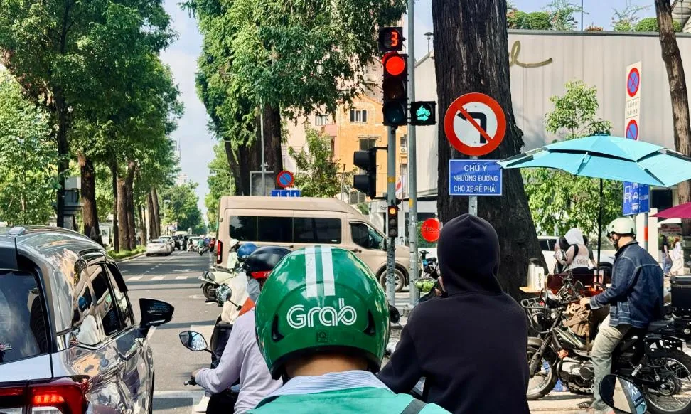 Dừng đèn đỏ chắn lối rẽ phải có thể bị phạt tới 22 triệu đồng