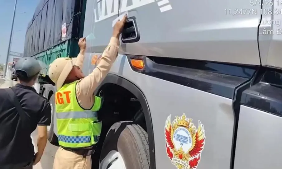 Tăng cường xử lý hành vi chở hàng vượt quá chiều cao cho phép trên cao tốc