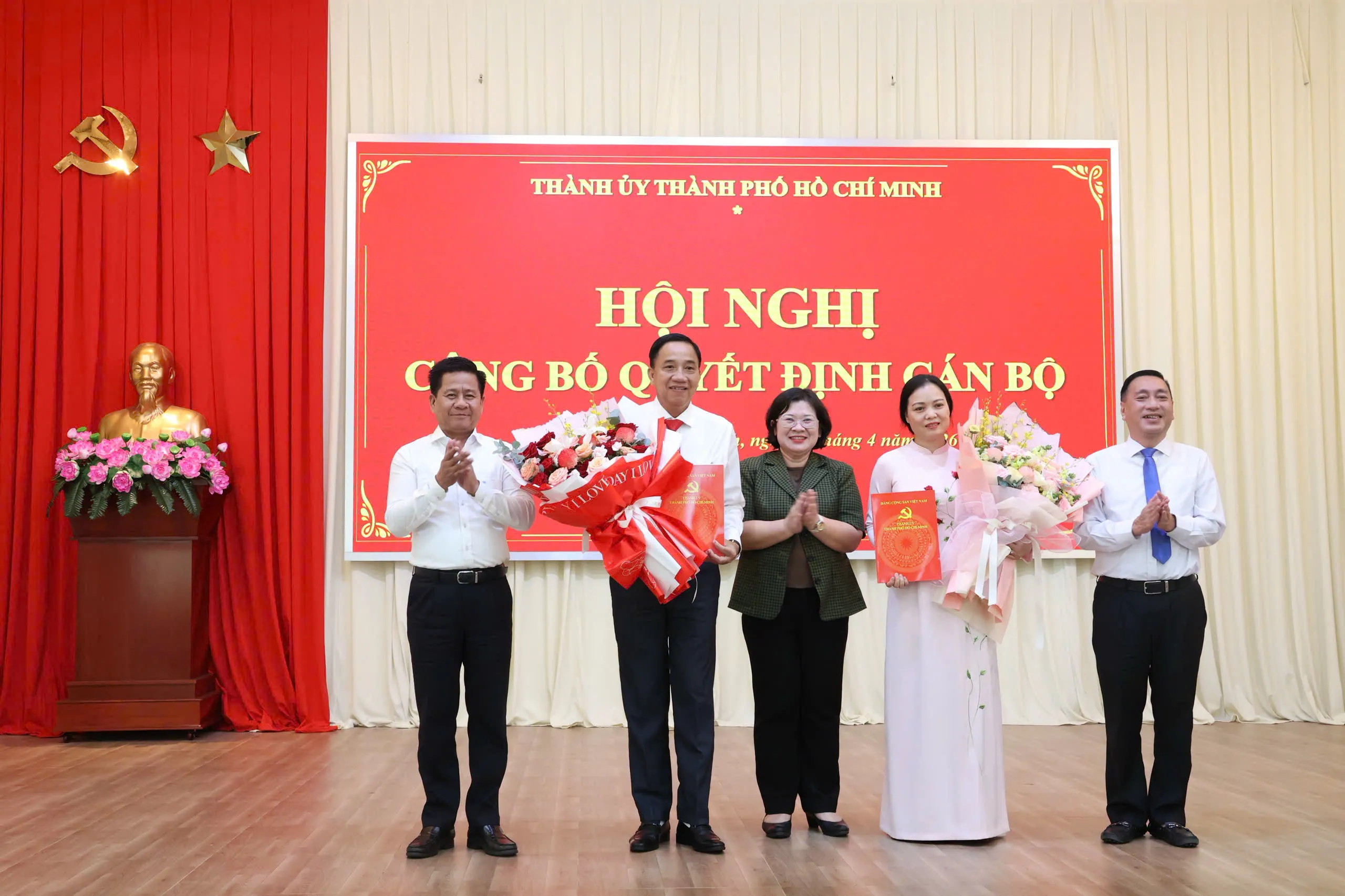 Bà Văn Thị Bạch Tuyết trao quyết định cán bộ.