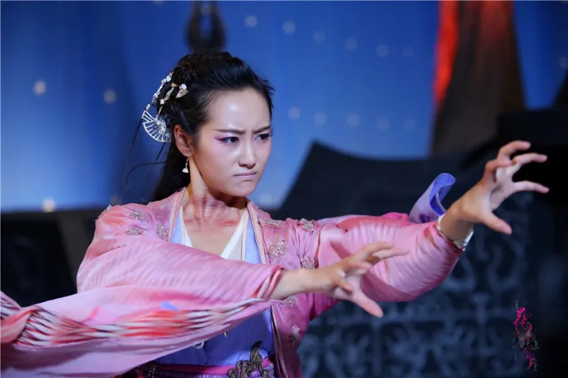 voh-vi-sao-phan-dien-co-trang-nhu-te-man-truc-ngoc-ngay-cang-co-suc-hut-h4