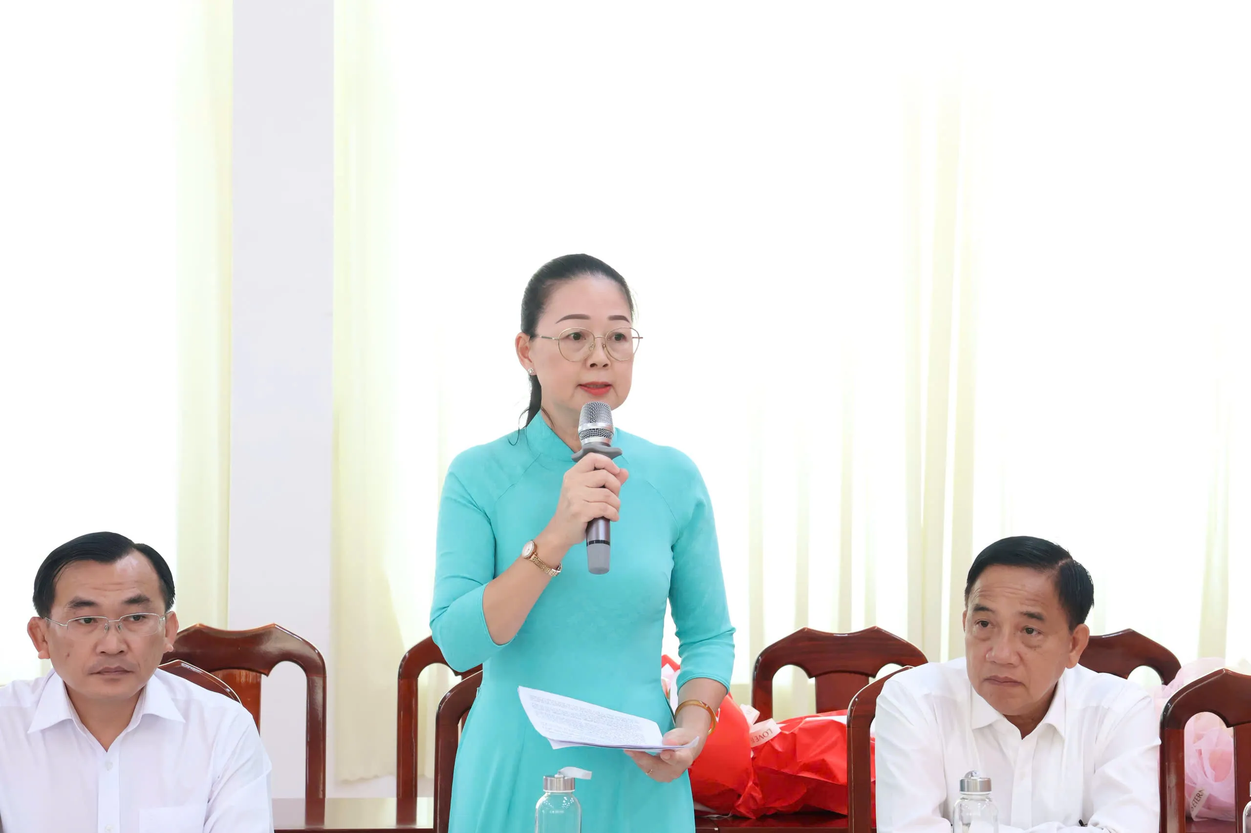 Bà Nguyễn Lý Thủy Tiên - Phó bí thư Thường trực Đảng ủy phường Tân Thành - báo cáo tại buổi làm việc