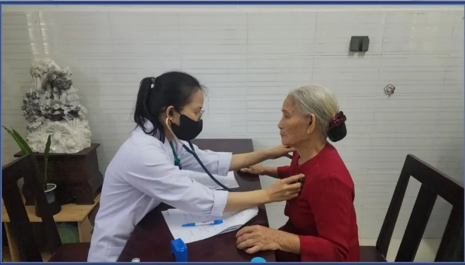 Bác sĩ Bệnh viện Đa khoa tỉnh Bình Dương thăm khám kỹ lưỡng và tư vấn sức khỏe cho người cao tuổi tại xã Bắc Tân Uyên