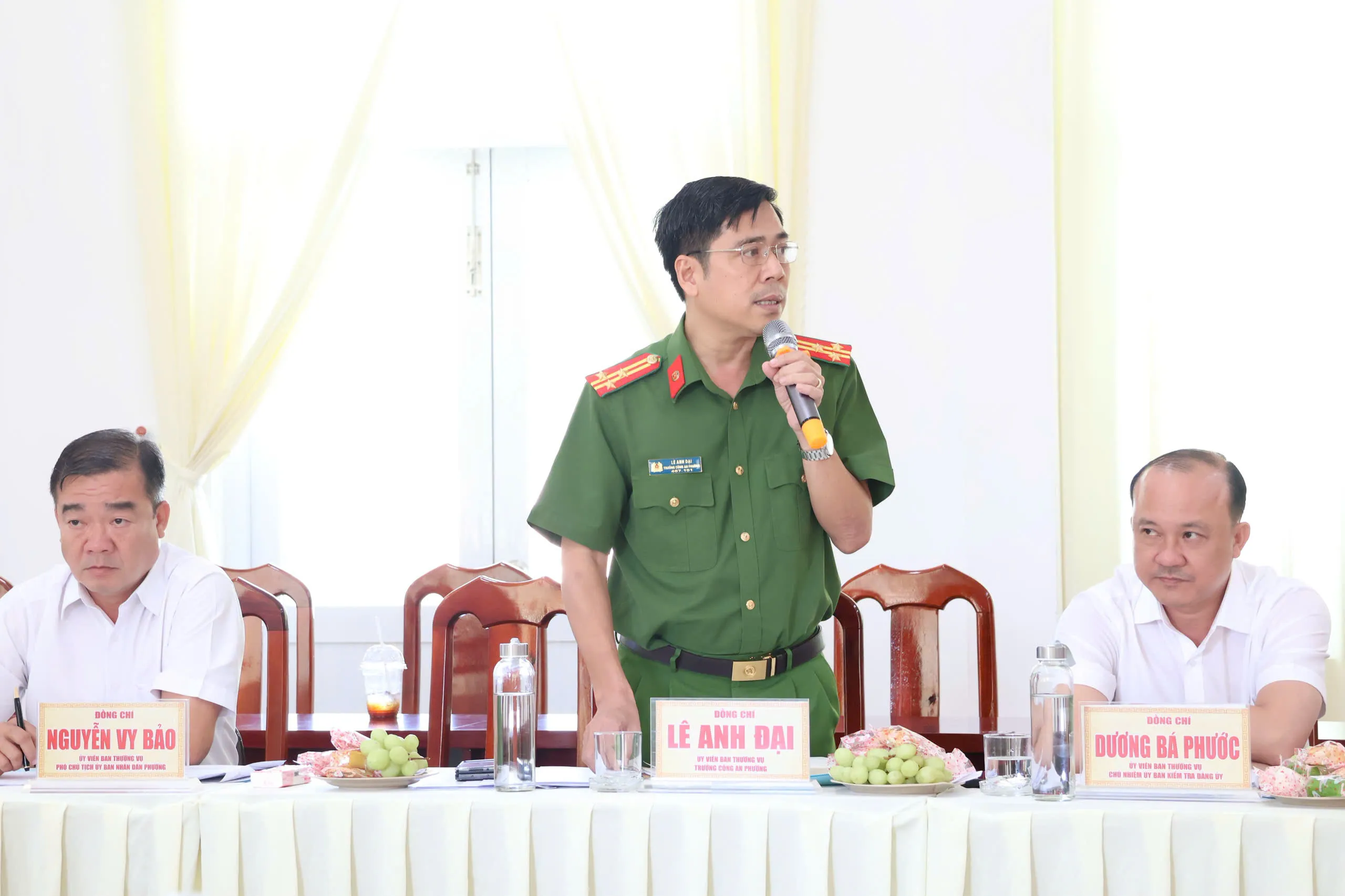 Trưởng Công an Phường Tân Thành Lê Anh Đại báo cáo tại buổi làm việc