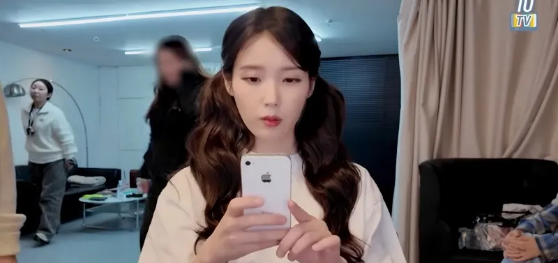 voh-nhan-sac-bat-bien-cua-iu-sau-15-nam-gay-sot-12