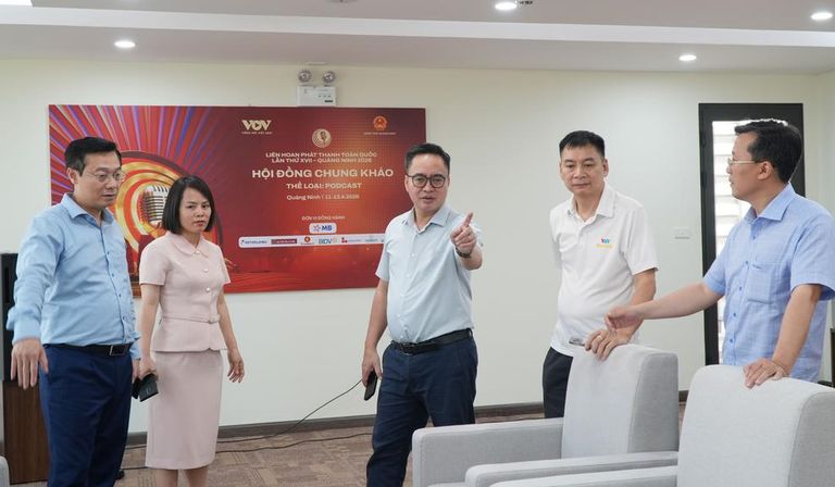 Rực rỡ không gian trưng bày "Dòng chảy báo chí Quảng Ninh"- Ảnh 2.