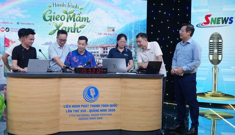 Rực rỡ không gian trưng bày "Dòng chảy báo chí Quảng Ninh"- Ảnh 1.