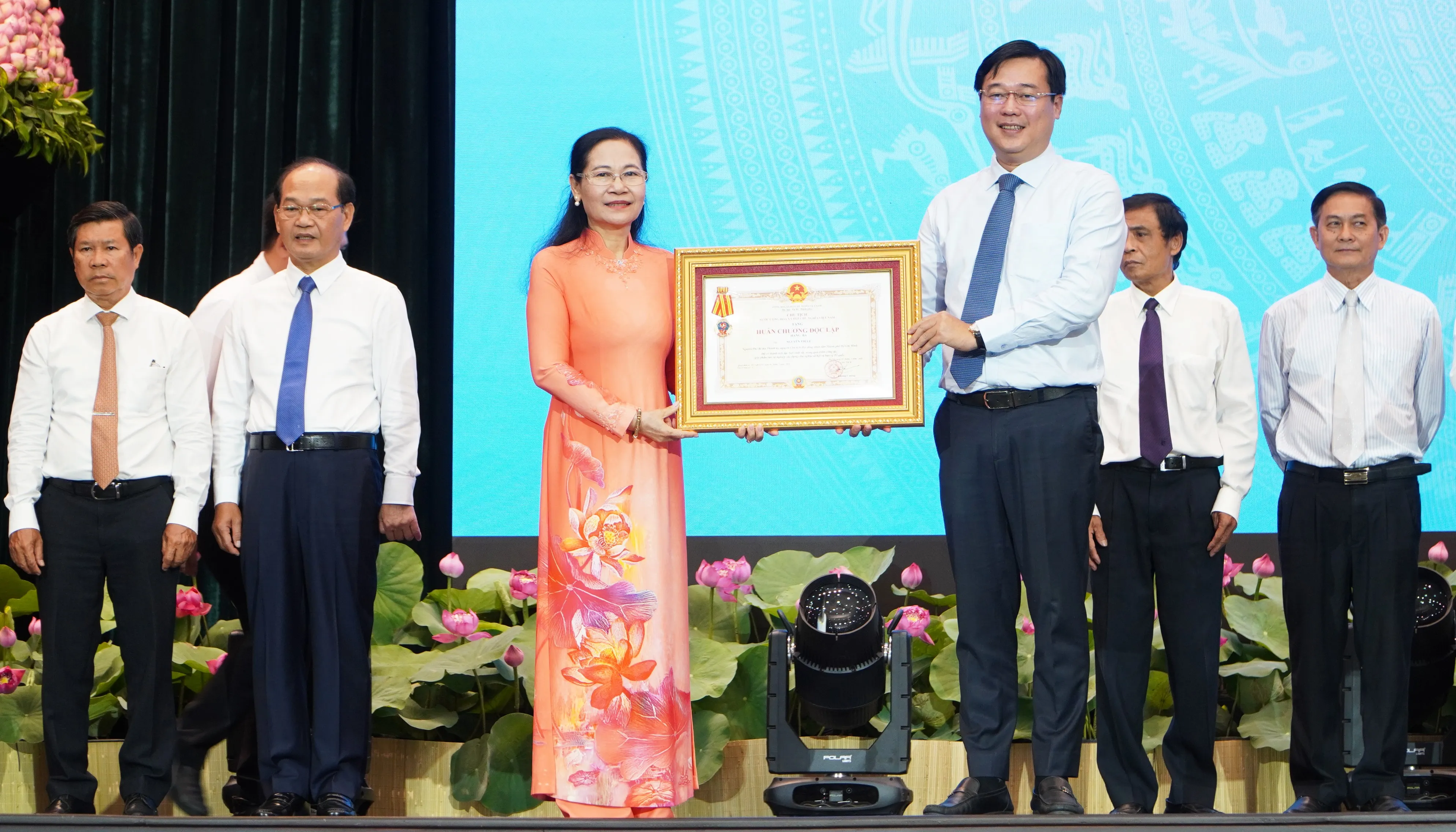 Bà Nguyễn Thị Lệ, nguyên Phó Bí thư Thành ủy, nguyên Chủ tịch HĐND TPHCM, nhận Huân chương Độc lập hạng Ba