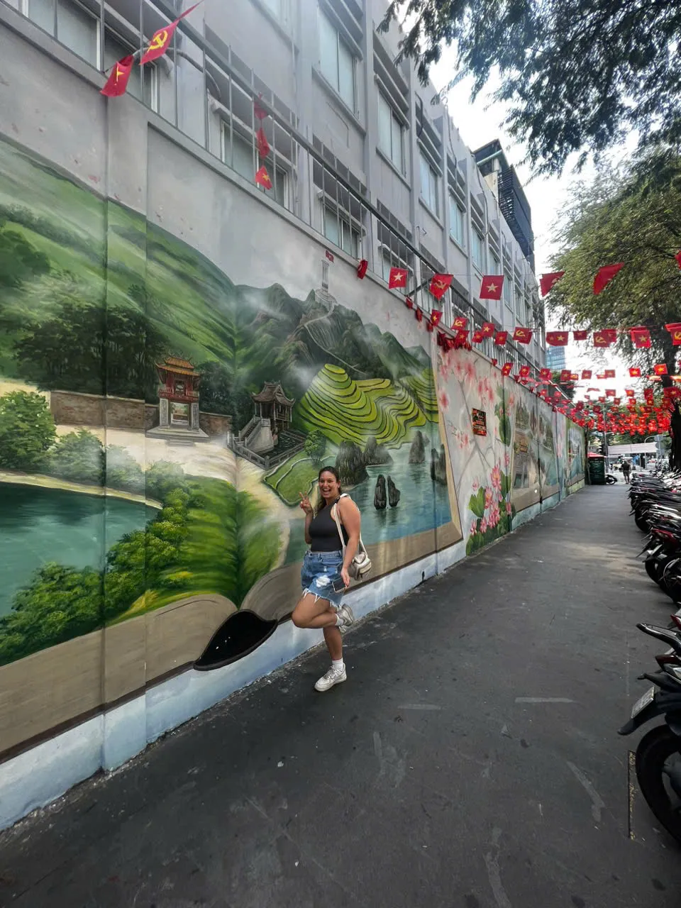 Bãi giữ xe chừa khoảng không cho người đi bộ, ngắm tranh bích họa và chụp ảnh