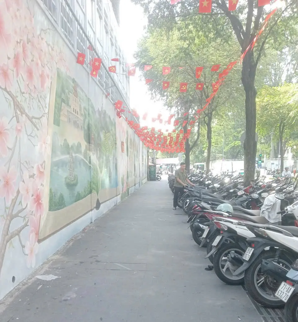 Bãi giữ xe trên vỉa hè đường Công Xã Paris phục vụ bạn đọc đến Đường sách TP