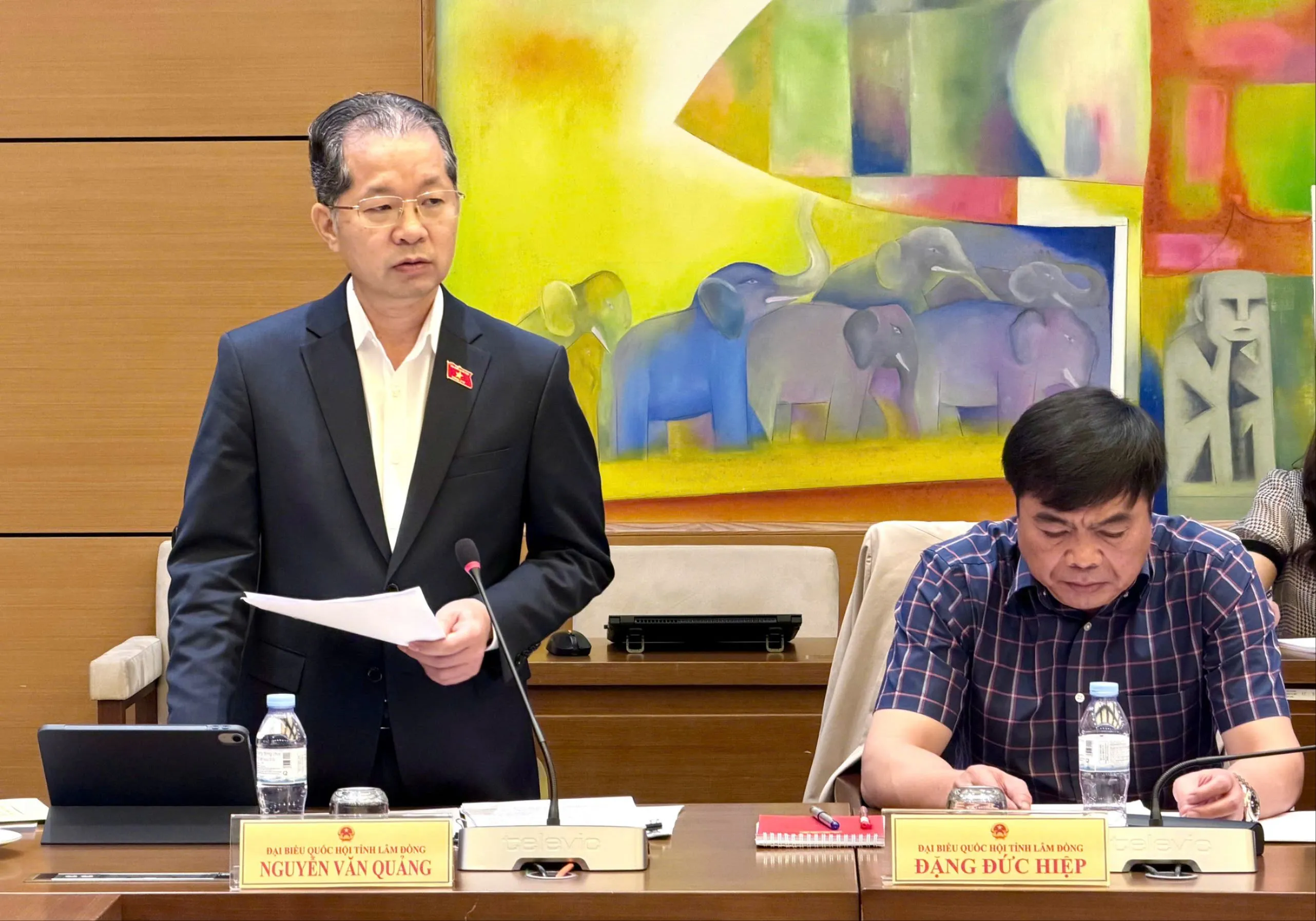 chinh-phu-de-xuat-bo-quy-dinh-nguoi-di-cong-chung-phai-chup-anh-voi-cong-chung-vien-nguyen-can-quang