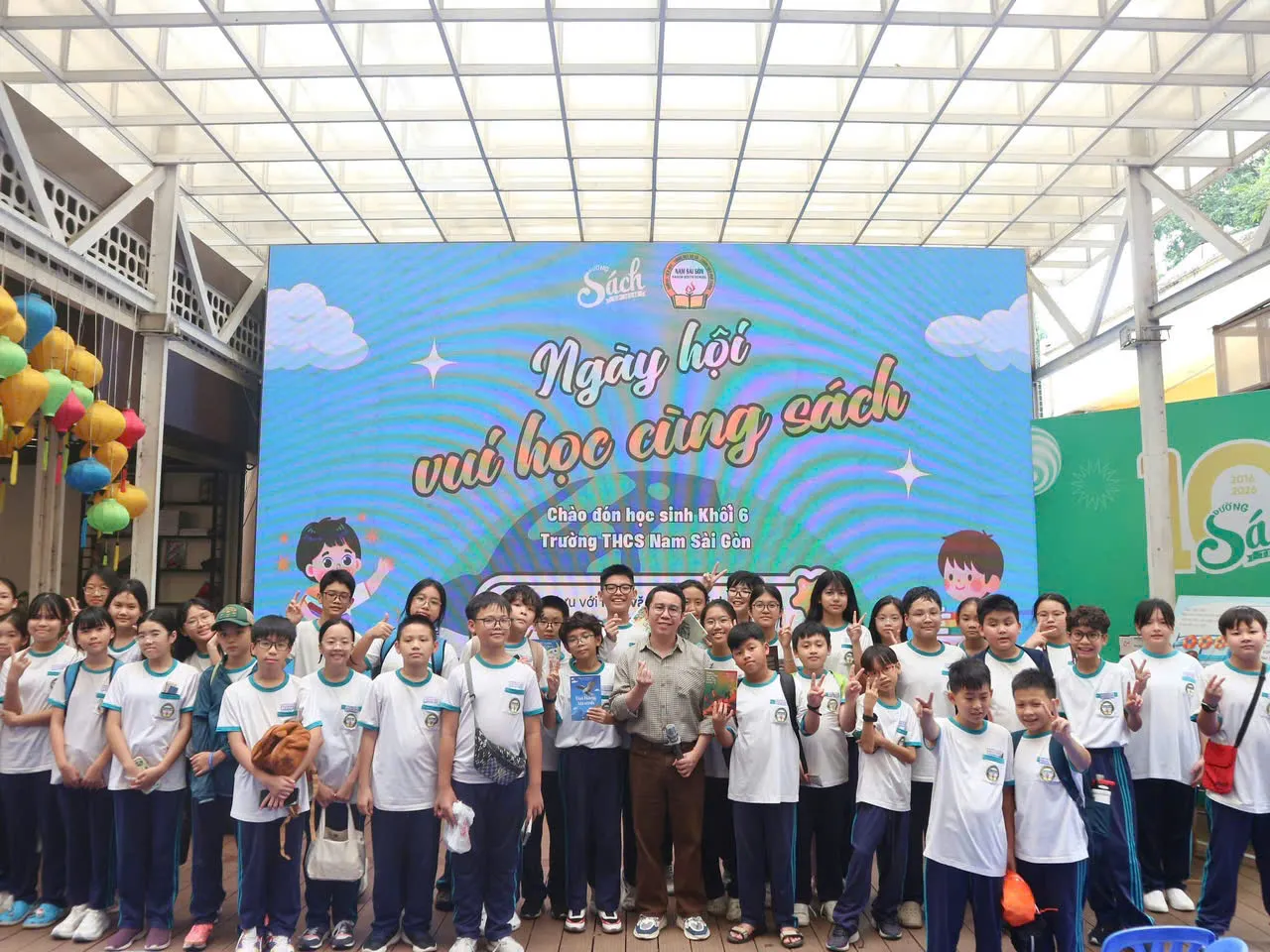 Đường sách TPHCM tổ chức các hoạt động thu hút các em học sinh.