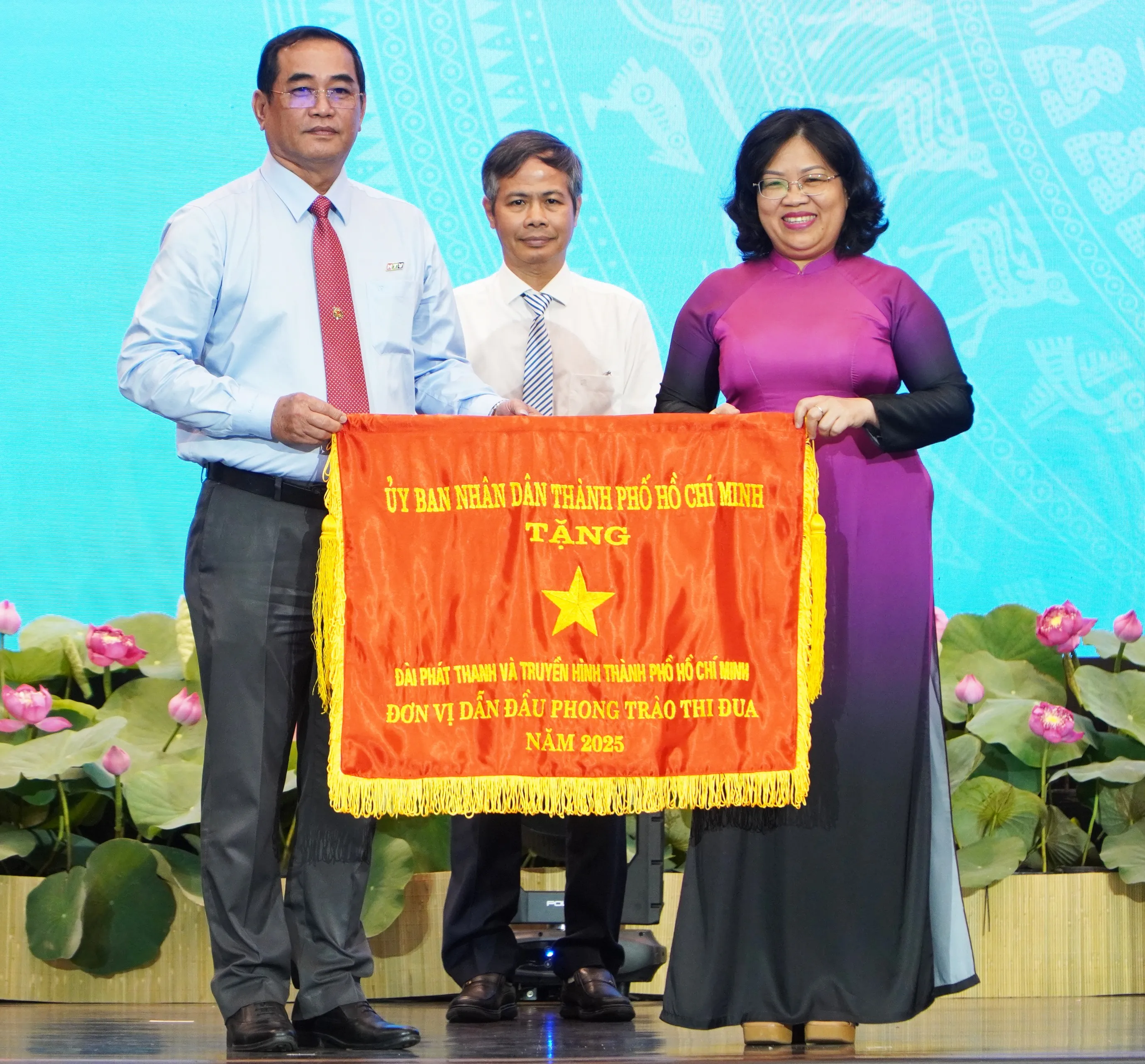 Phó Chủ tịch HĐND TPHCM Nguyễn Trường Nhật Phượng trao cờ thi đua của UBND TPHCM cho HTV - đơn vị dẫn đầu phong trào thi đua năm 2025
