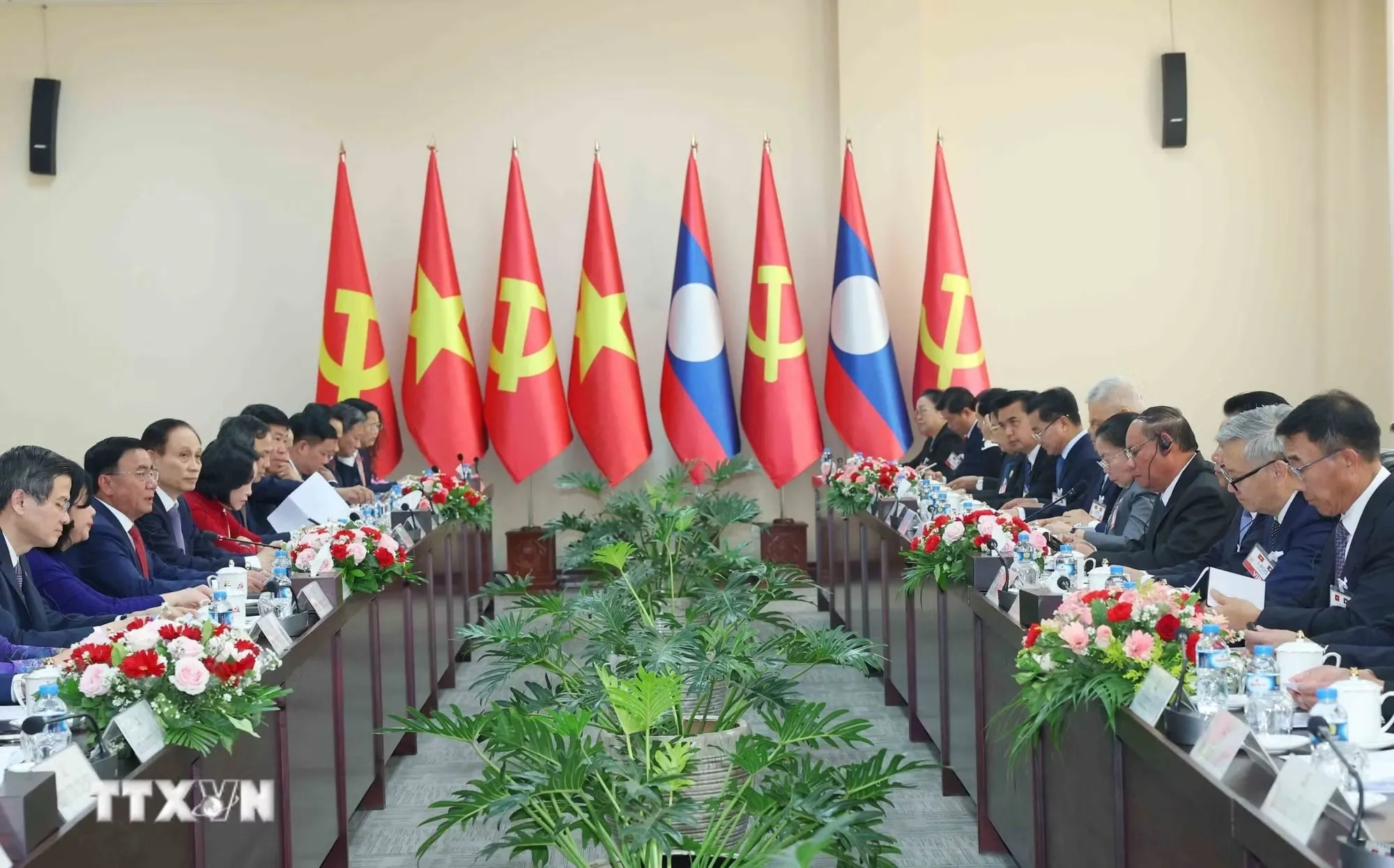 thuong-truc-ban-bi-thu-tran-cam-tu-hoi-dam-voi-thuong-truc-ban-bi-thu-tu-dang-ndcm-lao-0904-3