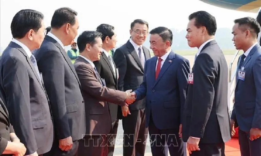 Thường trực Ban Bí thư Trần Cẩm Tú đến Vientiane, bắt đầu thăm chính thức Lào