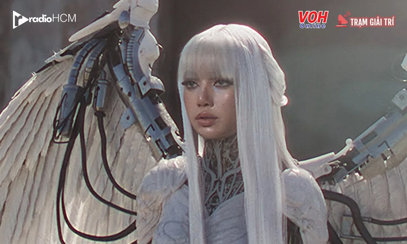 Lisa đẹp điên đảo trong Bad Angel, như nữ thần Cyberpunk bước ra đời thực 