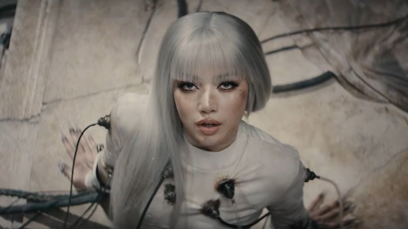 voh-lisa-dep-dien-dao-nhu-nu-than-cyberpunk-buoc-ra-doi-thuc-10