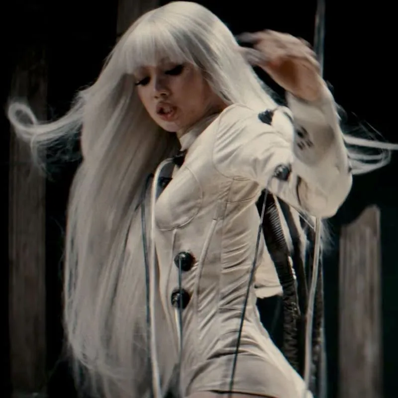 voh-lisa-dep-dien-dao-nhu-nu-than-cyberpunk-buoc-ra-doi-thuc-6