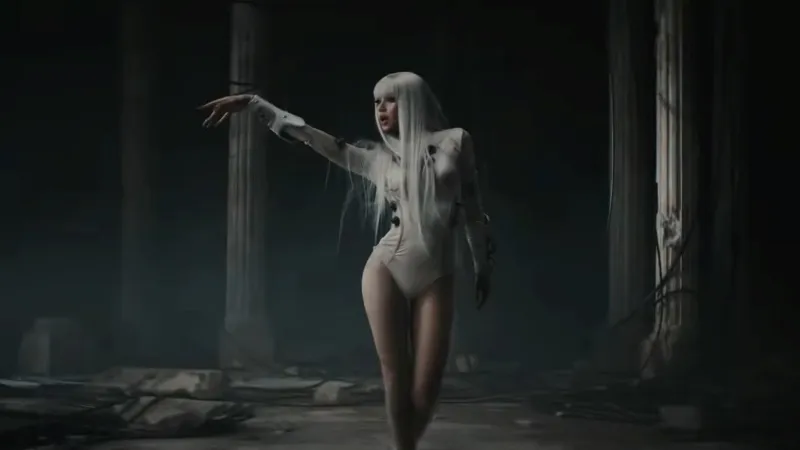 voh-lisa-dep-dien-dao-nhu-nu-than-cyberpunk-buoc-ra-doi-thuc-9