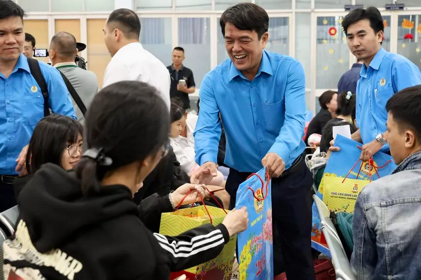 chuyen-tau-cong-doan-ong-bui-thanh-nhan-tang-qua-cho-nld_20260410085237