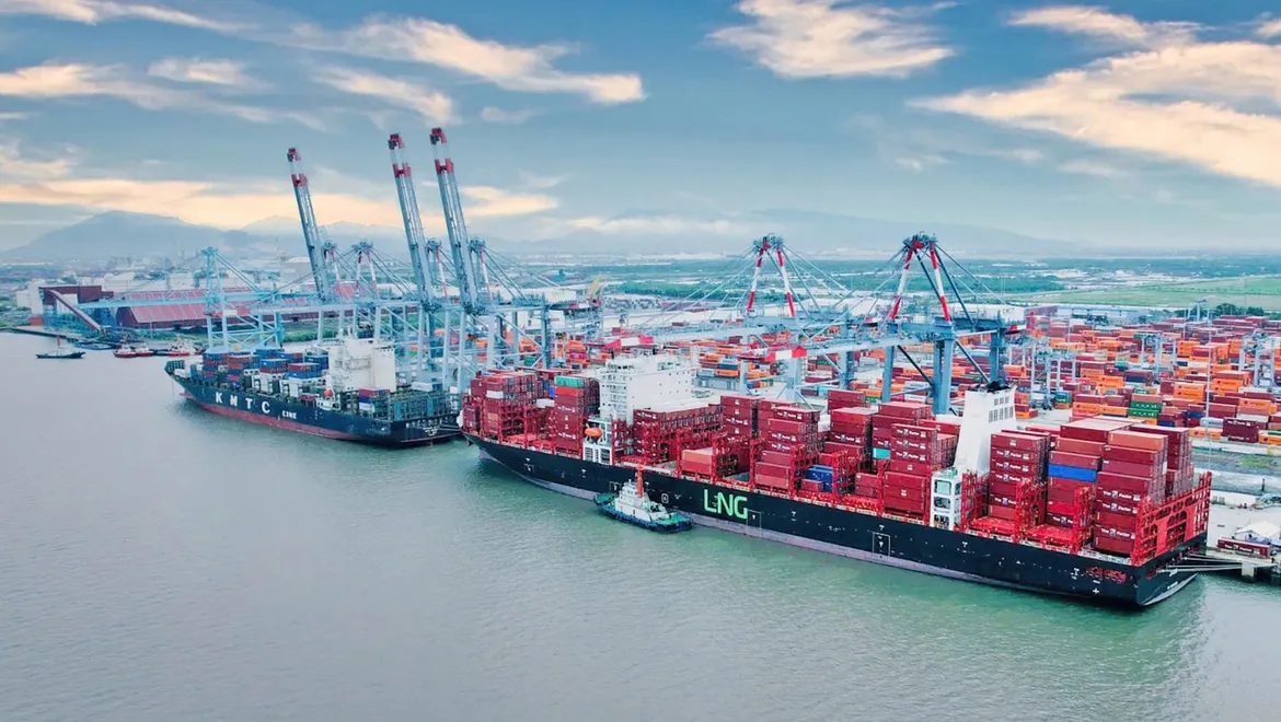 Biến động nhiên liệu khiến các cảng biển gặp khó, song cũng là cú hích để việc chuyển đổi xanh diễn ra nhanh hơn. Ảnh minh họa CMIT.