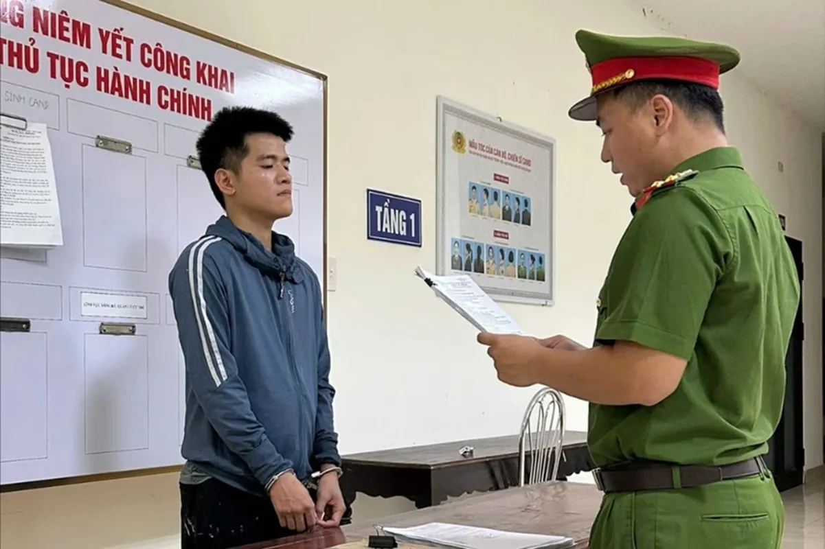 Công an đọc lệnh bắt đối với Huy. Ảnh CA