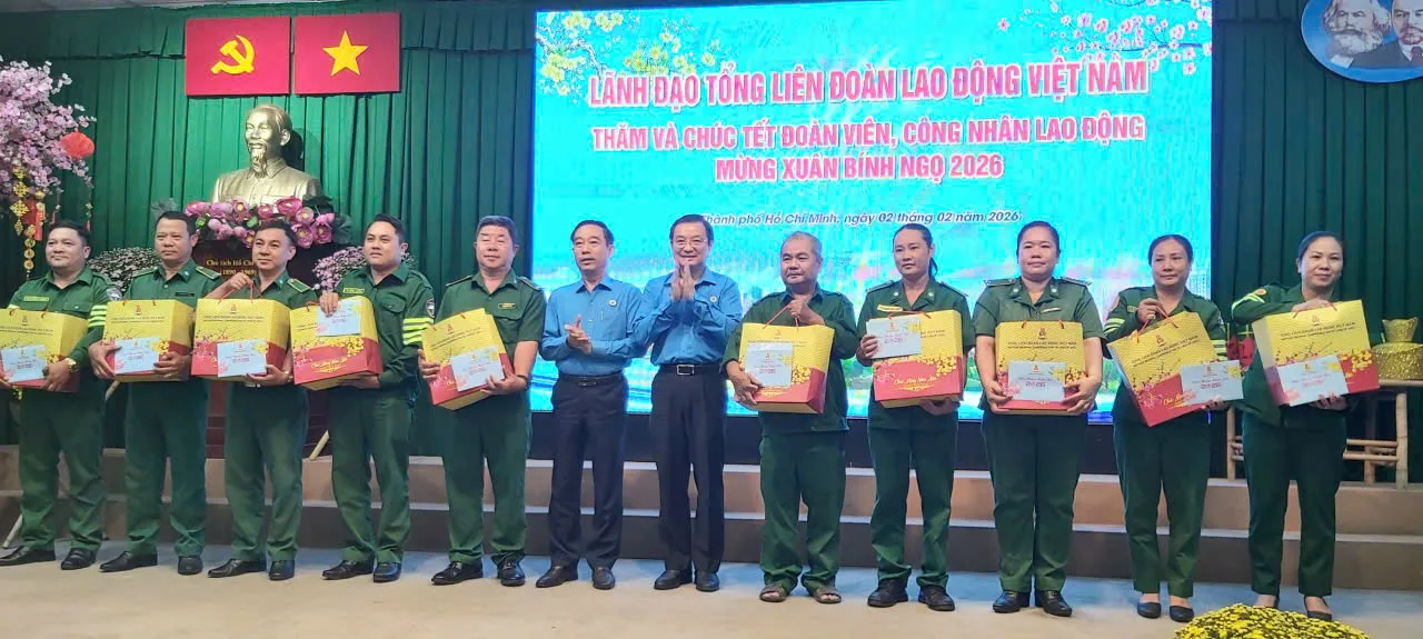 Công nhân lao động công ty nhận quà chăm lo của Tổng LĐLĐ VN