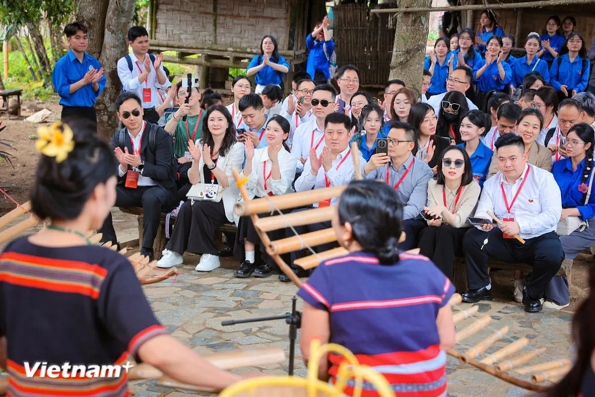 Du khách hòa trong không gian văn hóa đồng bào tại Làng Văn hóa Du lịch các dân tộc Việt Nam. Vietnam+