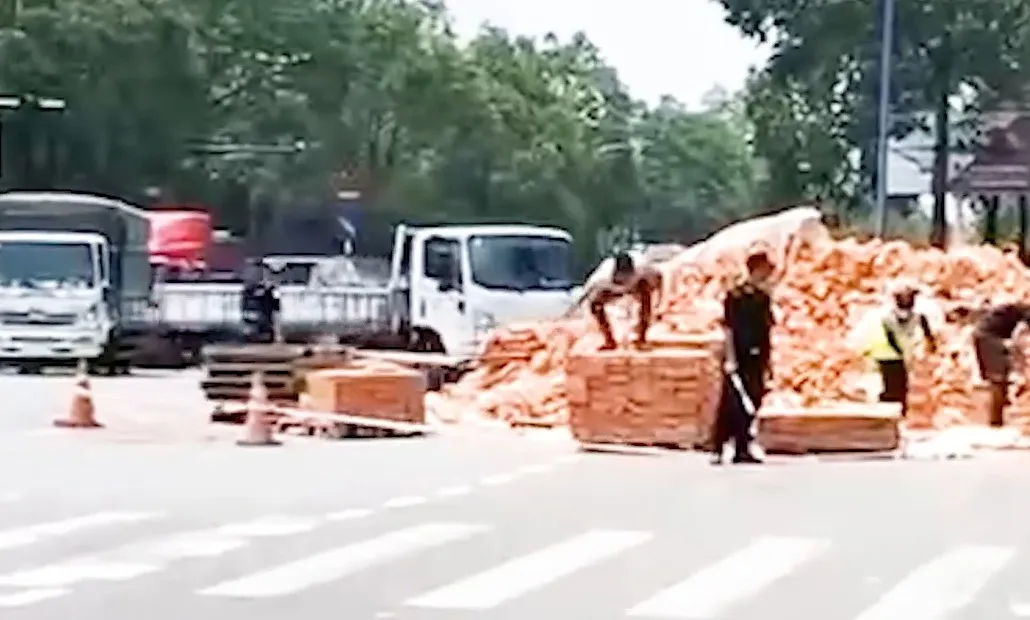 Xe container làm rơi gạch ngổn ngang, giao thông bị cản trở