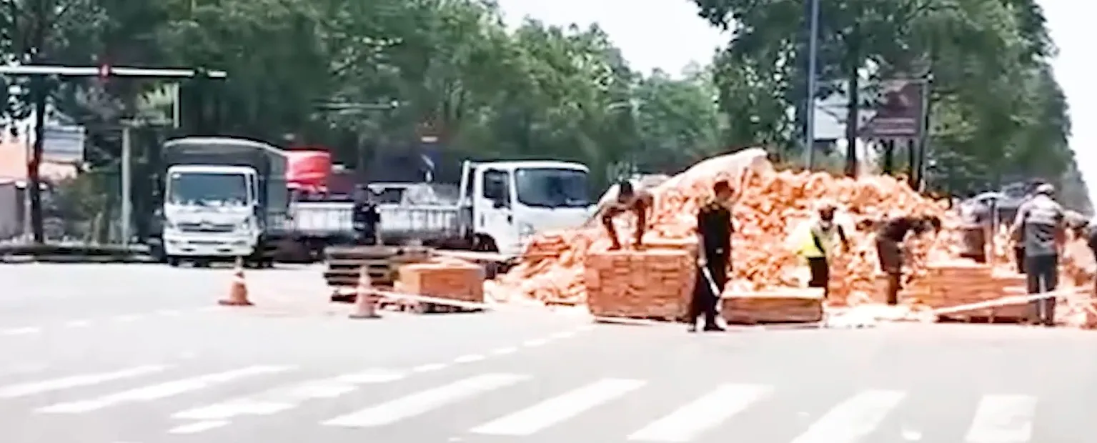 Gạch ngổn ngang trên đường