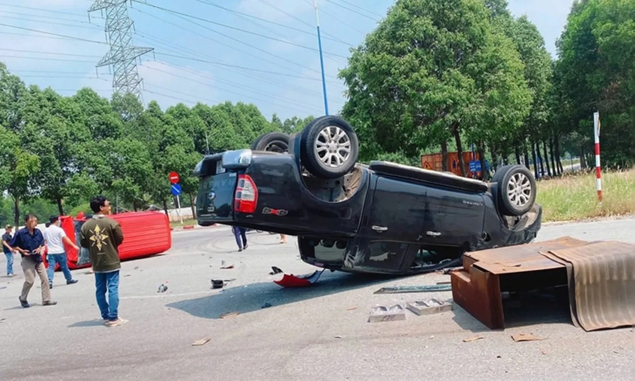 Va chạm tại giao lộ TPHCM, hai ô tô lật trên đường