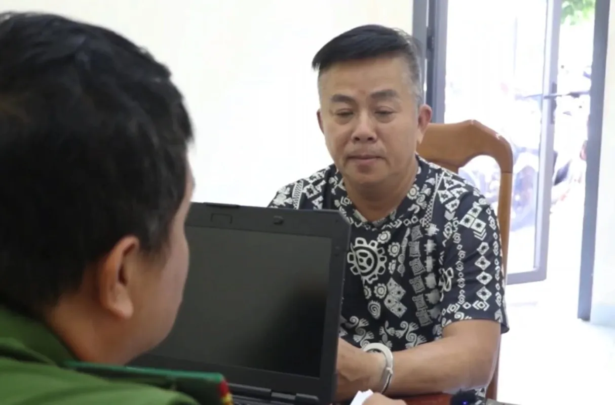 Hồ Minh Đạt tại cơ quan điều tra. Ảnh Công an TP HCM