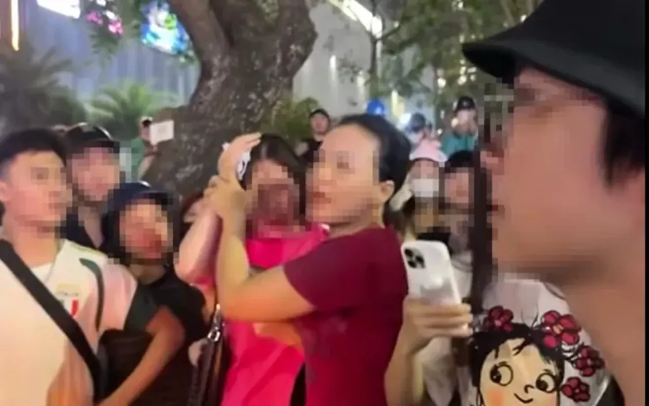 Một phụ nữ bị tấn công giữa phố đông - Ảnh VTV