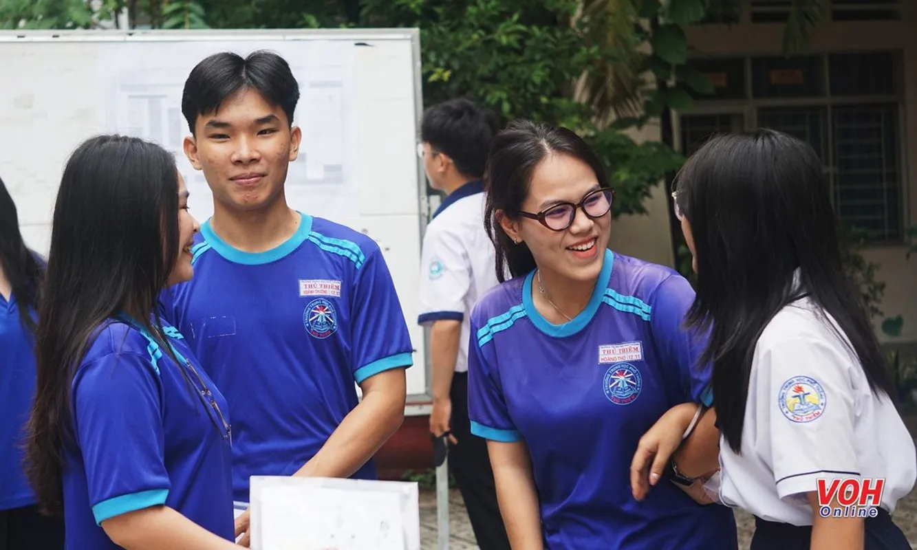 Thí sinh làm thủ tục dự thi tại điểm thi Trường THPT Giồng Ông Tố (TP Thủ Đức) năm 2025 - Ảnh VOH