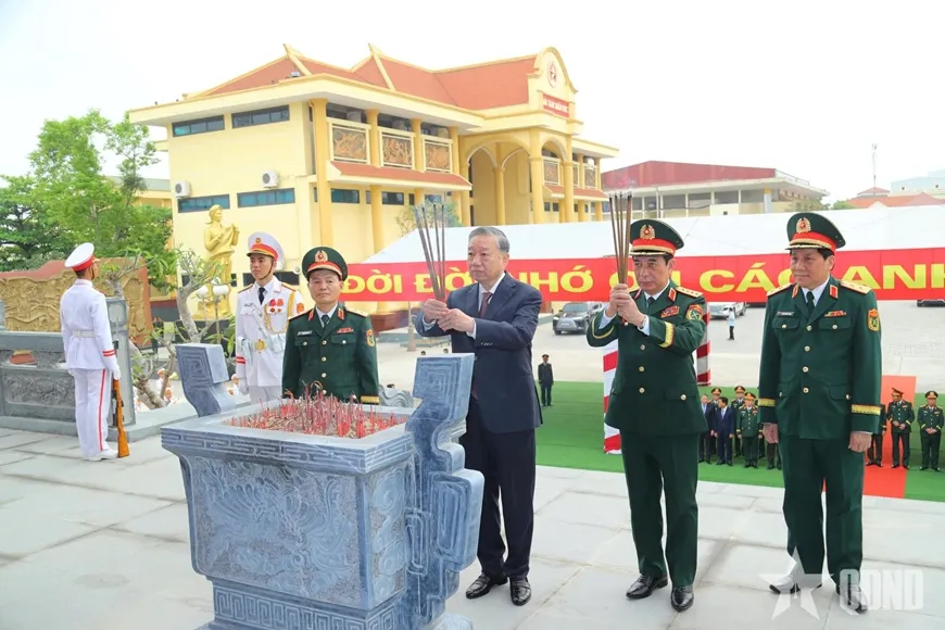 Tổng Bí thư, Chủ tịch nước Tô Lâm và Đại tướng Phan Văn Giang dâng hương tưởng niệm các Anh hùng liệt sĩ - Ảnh Báo QĐND