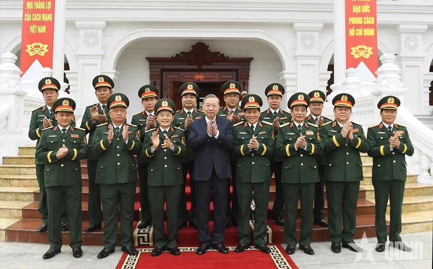 Tổng Bí thư, Chủ tịch nước Tô Lâm với các đại biểu tham dự buổi lễ tại Quân khu 3 - Ảnh Báo QĐND
