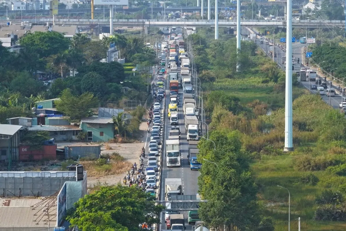 Xe container va chạm ô tô, đường Võ Chí Công ùn tắc kéo dài