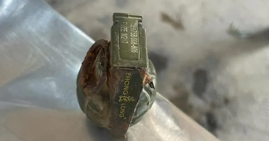 Học sinh lớp 8 mang lựu đạn nhặt được còn nguyên kíp nổ giao nộp CSGT