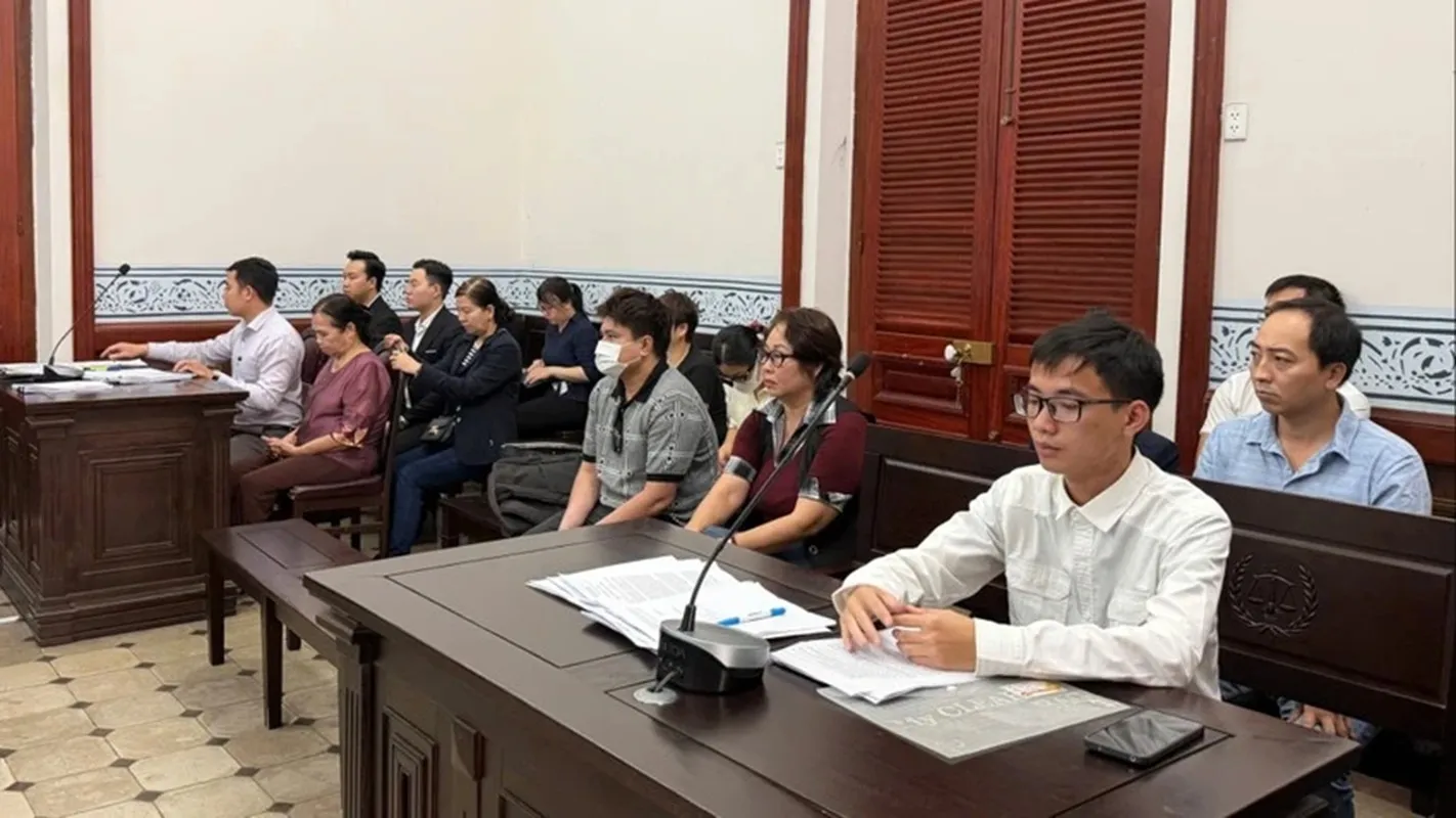 Các bên trong phiên xét xử sơ thẩm