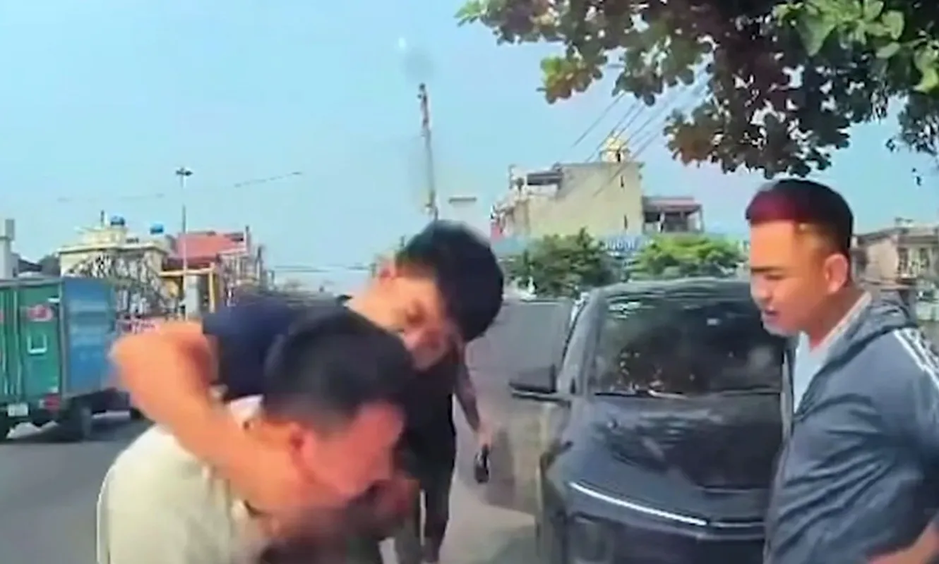 Hỗn chiến giành khách: Tài xế bóp cổ đối thủ giữa đường