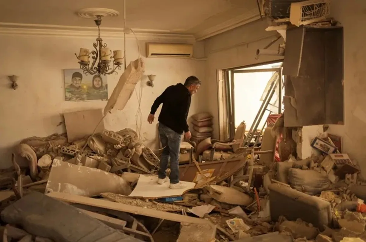 Đống đổ nát bên trong ngôi nhà sau các cuộc không kích của Israel tại khu Ain al-Mraiseh, Beirut, Lebanon, ngày 10-4 - Ảnh REUTERS