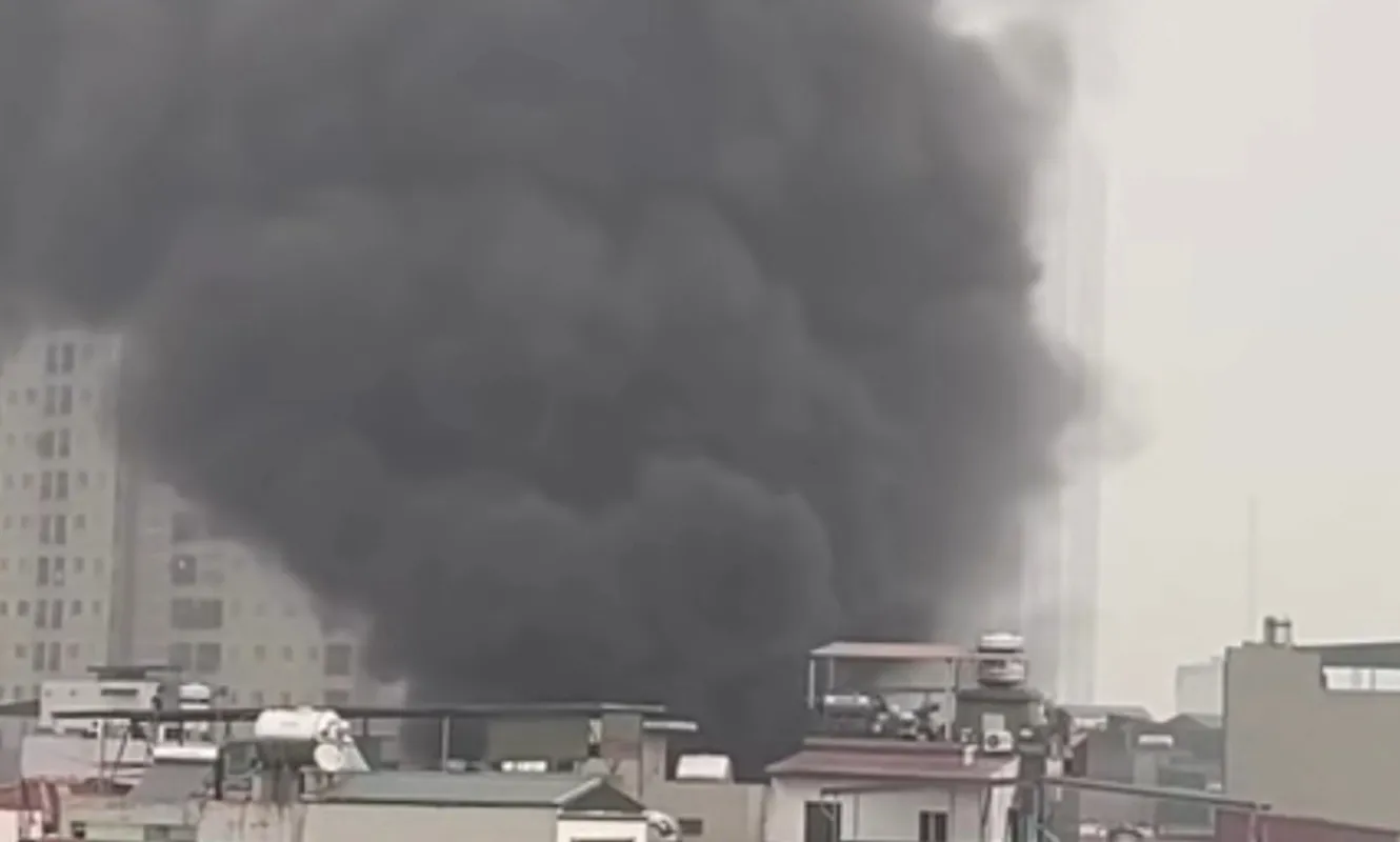 Hà Nội: Cháy kho đông lạnh trong ngõ nhỏ, thiêu rụi nhiều phương tiện