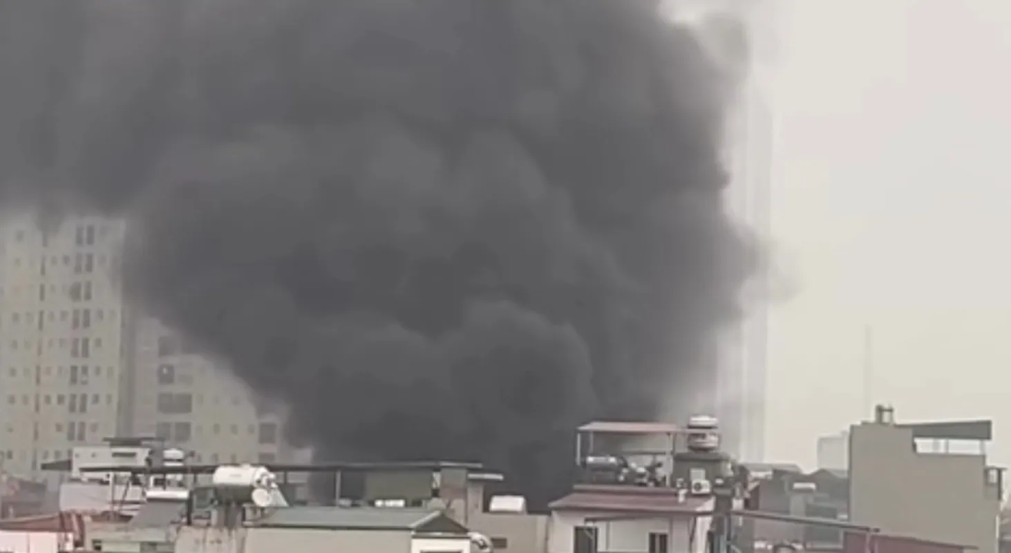 Khói bốc cao trong vụ cháy ngõ nhỏ