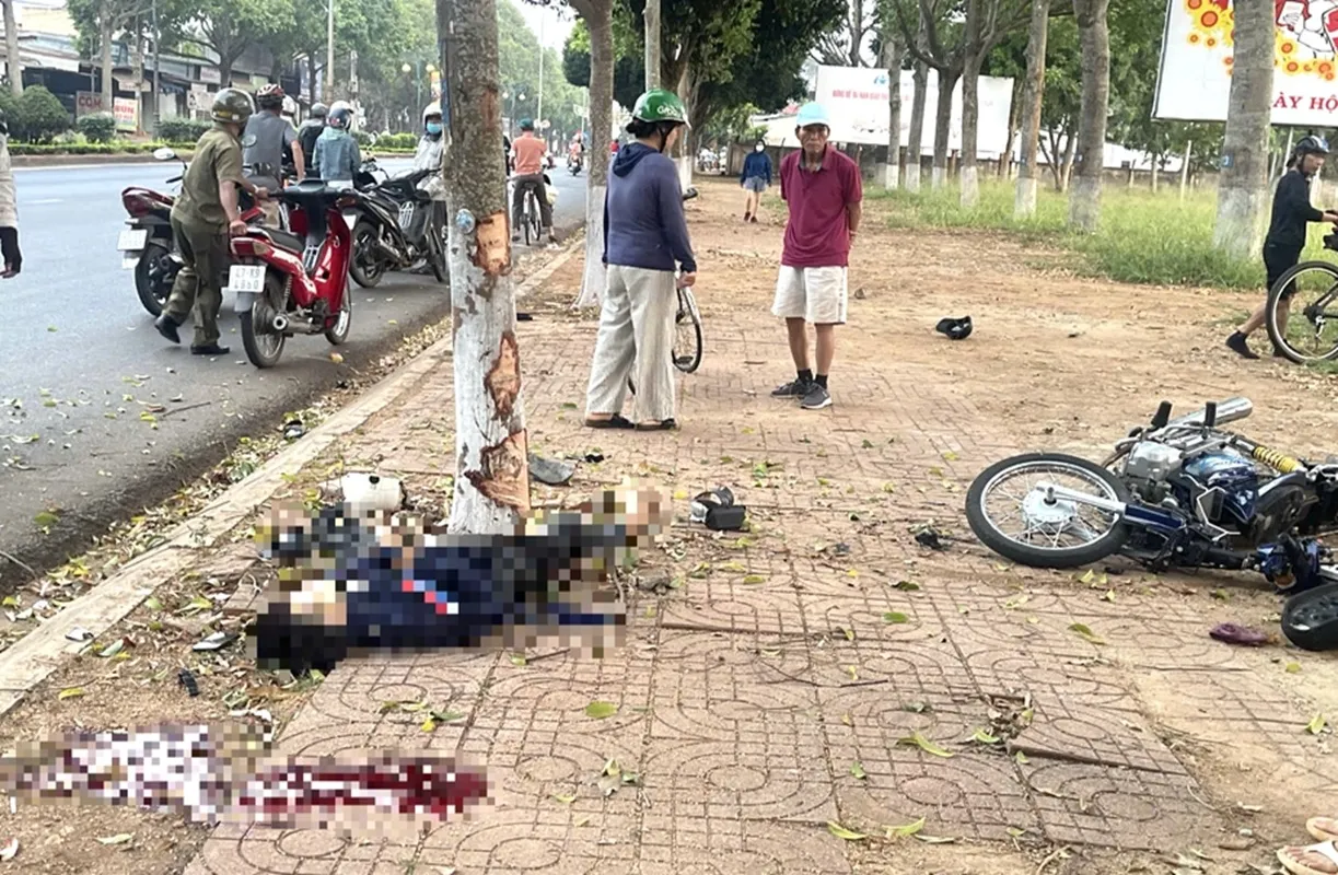 Xe máy chở ba tông vào gốc cây bên đường, hai người tử vong. Ảnh
