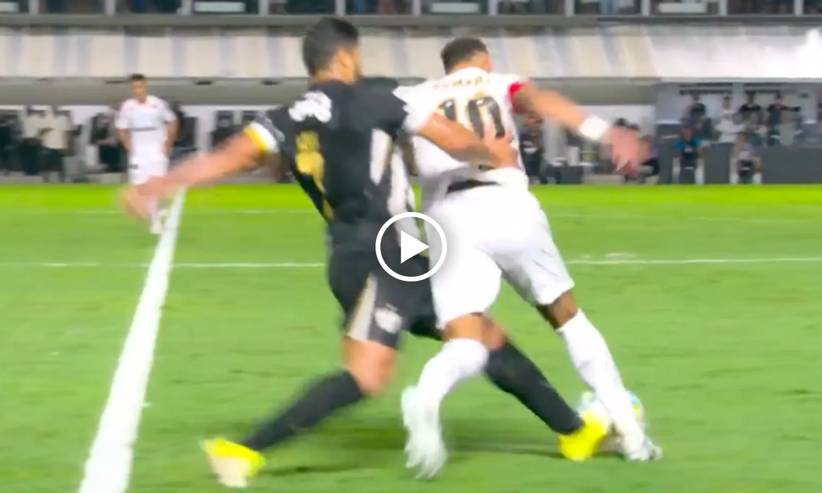 VIDEO: Chặt chém Neymar, Hulk phải xin lỗi