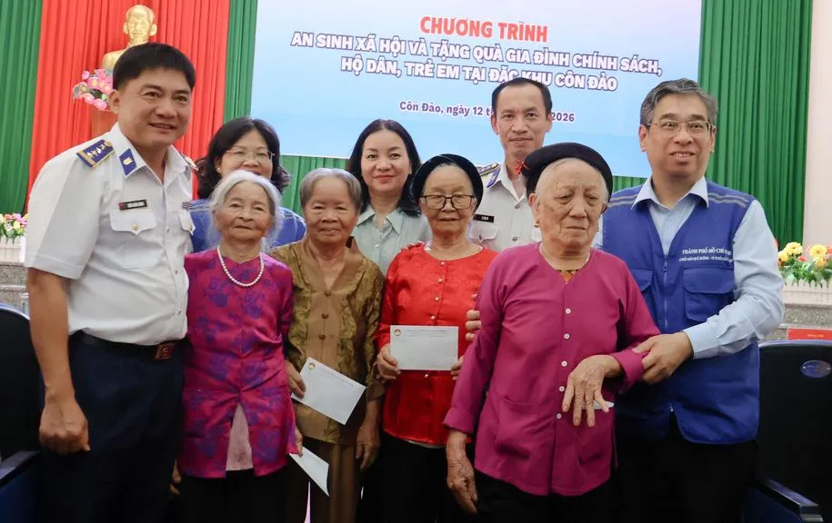 Hành trình vượt sóng trên tàu 8001