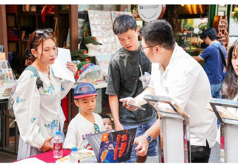 doc-gia-tham-gia-trai-nghiem-voi-bo-sach-ung-dung-ar_20260413144642