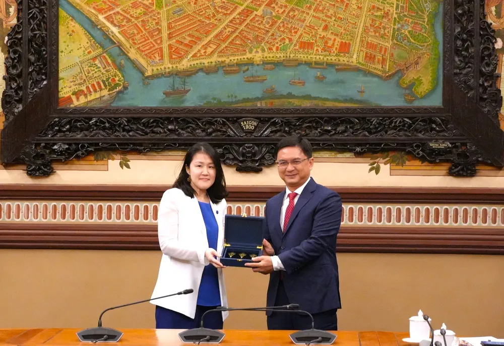 PCT UBND TP Nguyễn Mạnh Cường tặng quà lưu niệm cho bà Sinwon Park