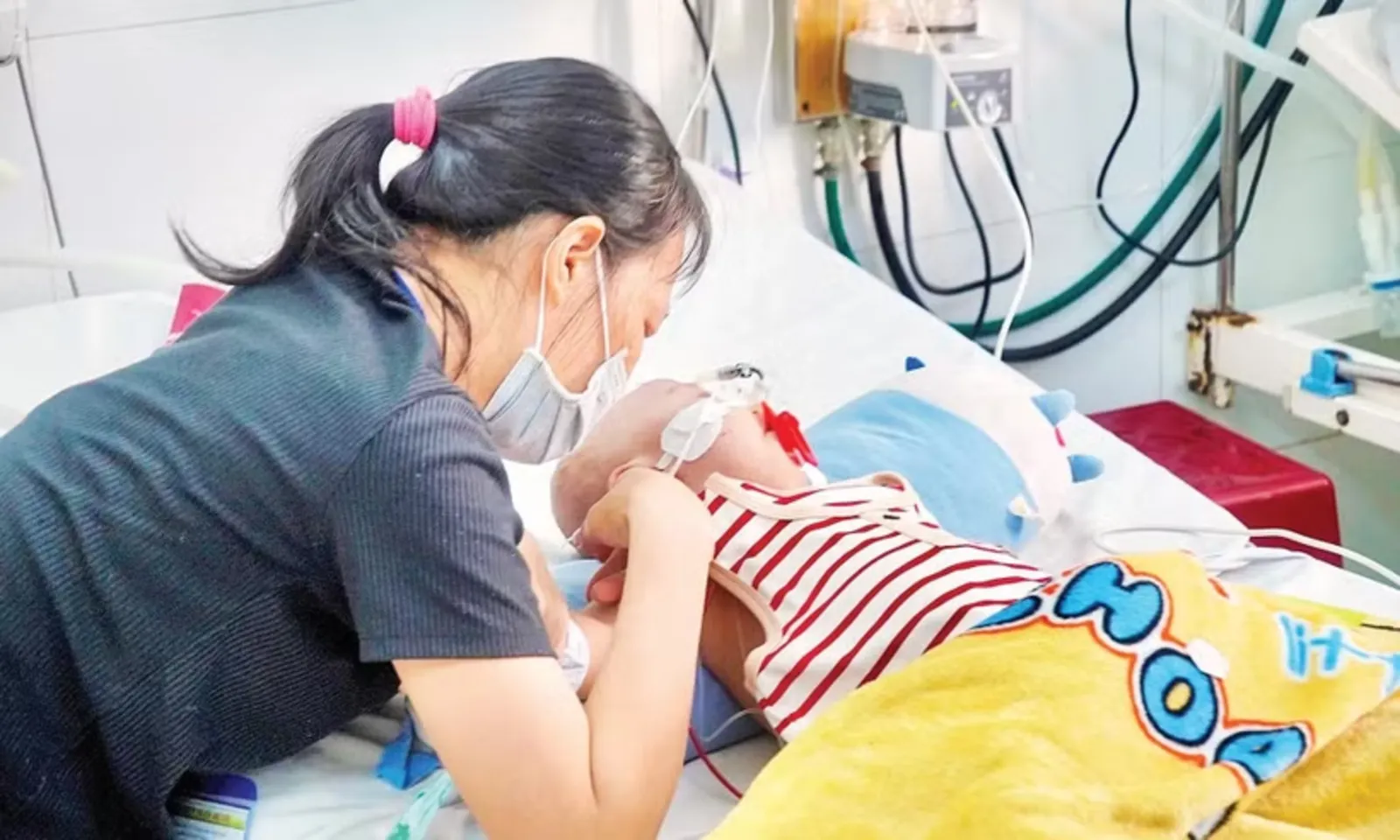 Tay chân miệng gia tăng do thời tiết nóng ẩm, xuất hiện chủng EV71 – Hình 1